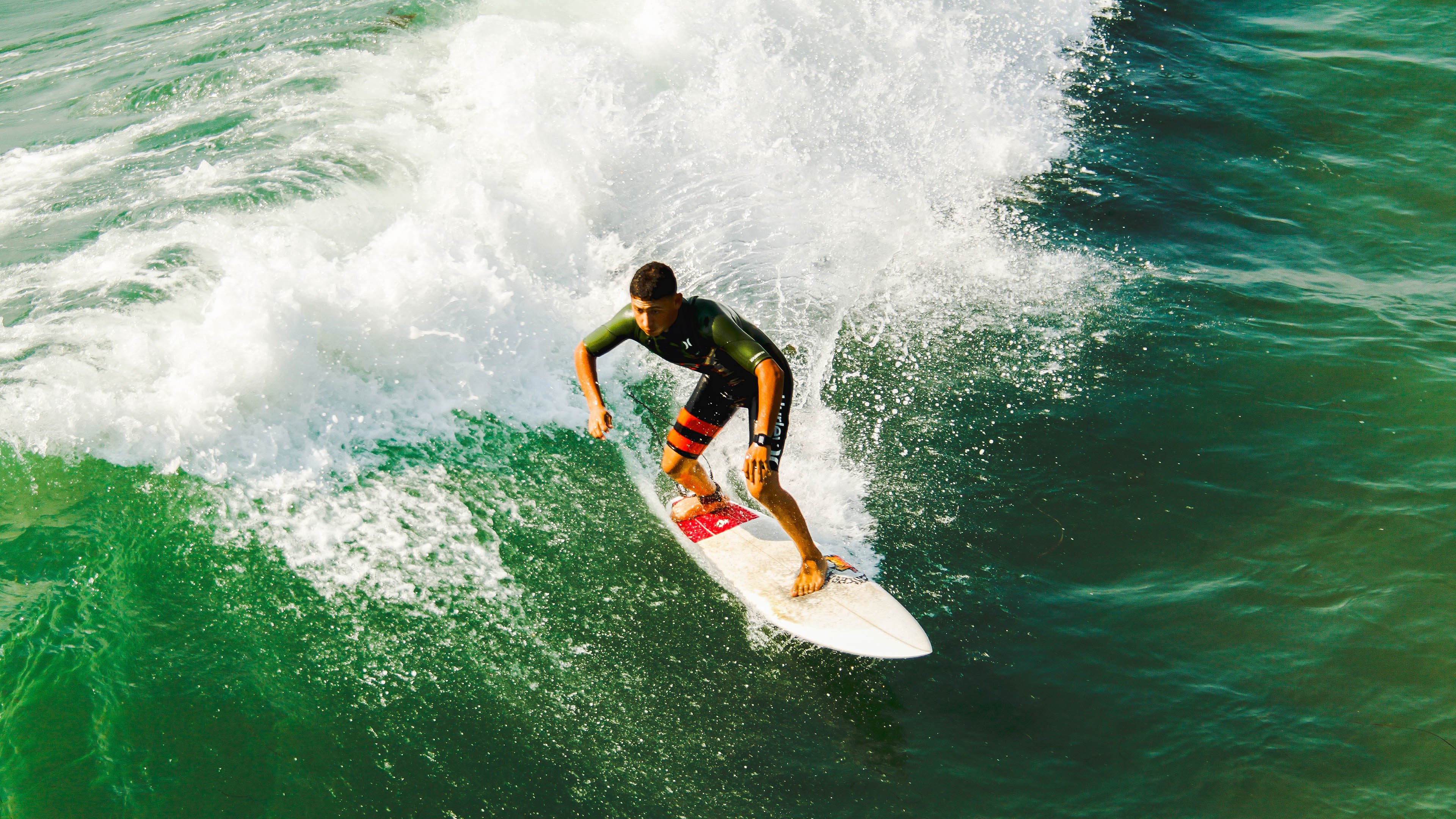 “青少年足球联赛火热进行，激发青年的运动热情”，青少年足球邀请赛